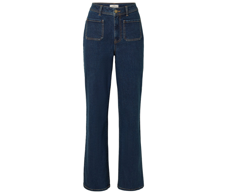 Un jean bleu avec des jambes droites et des poches plaquées.