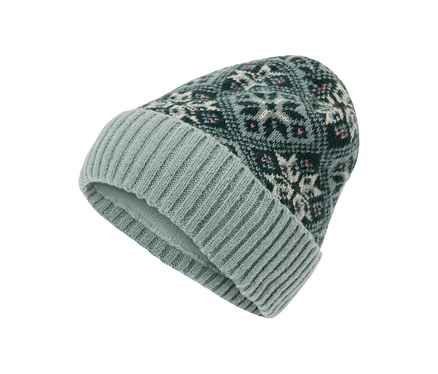 Un bonnet tricoté avec un bord côtelé vert clair et une calotte vert foncé ornée d'un motif Fair Isle en vert clair, blanc cassé et petites touches de rose.