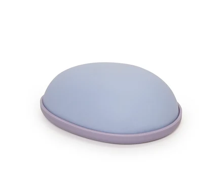 Un repose-poignet bleu avec une bordure violette.