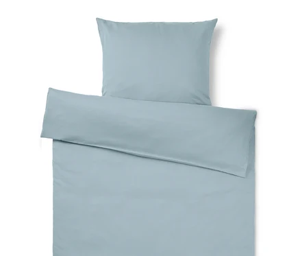 Parure de lit bleu clair unie, composée d'une housse de couette et d'une taie d'oreiller assortie, posée à plat.