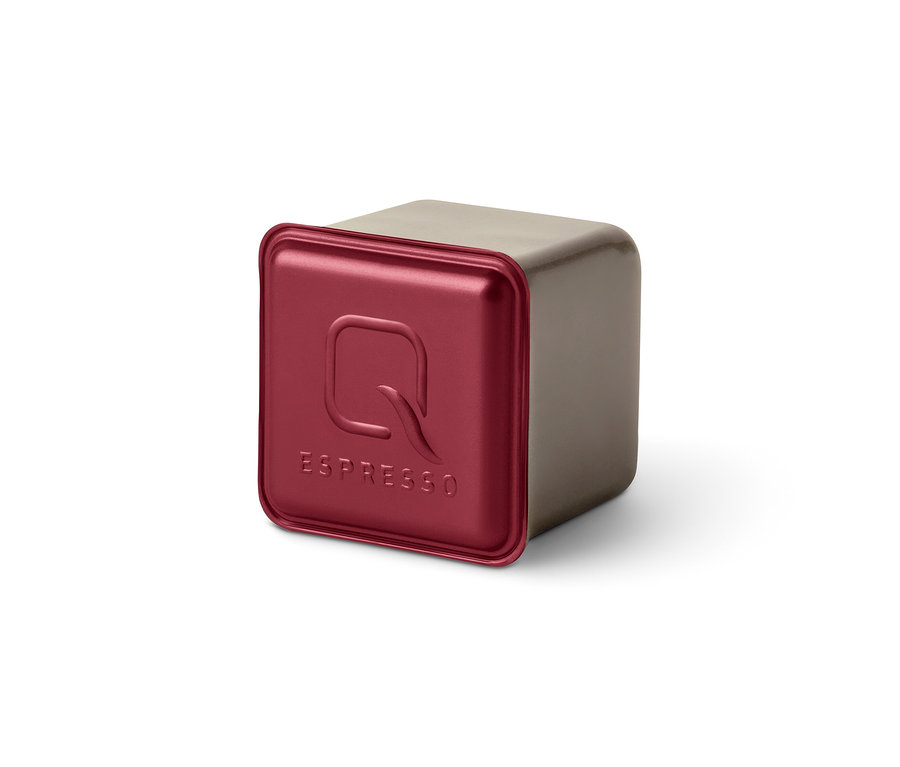Une capsule carrée Qbo Espresso APANECA ANA avec un couvercle bordeaux et un logo Q sur un fond blanc.