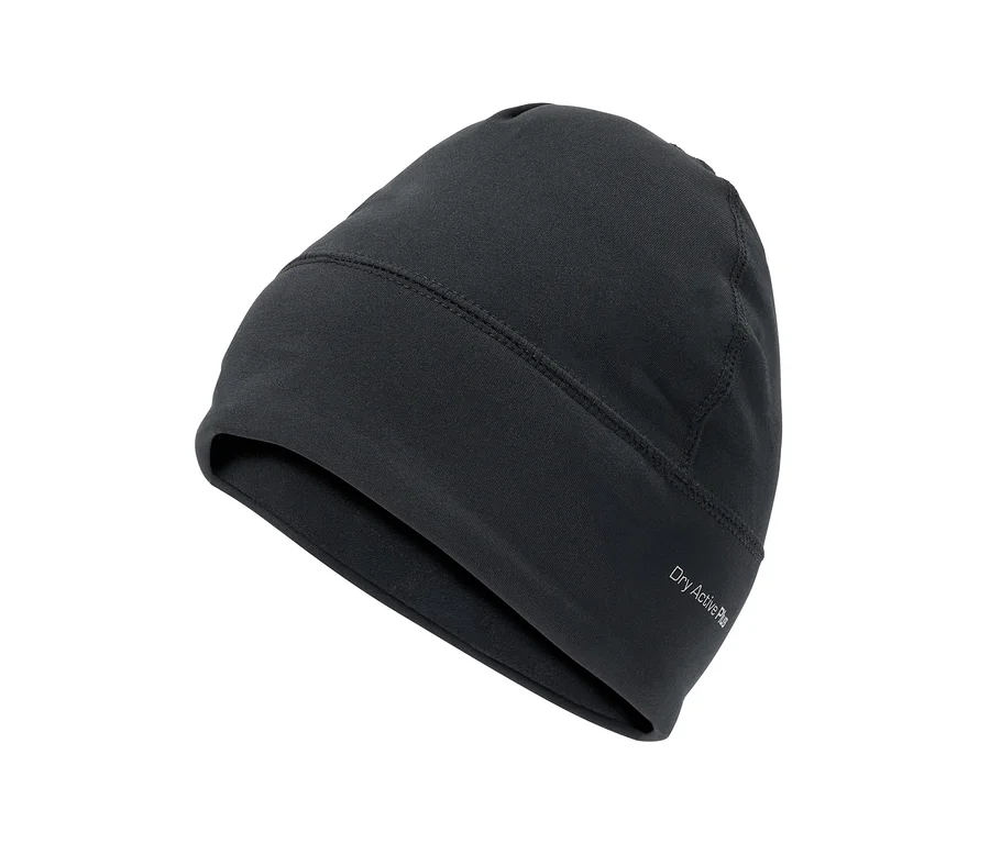 Un bonnet noir en tissu technique lisse, avec des coutures visibles et l'inscription blanche « Dry Active Plus » sur le côté.