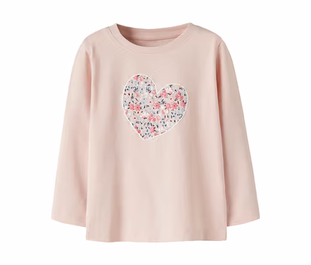 T-shirt rose à manches longues avec un imprimé floral en forme de cœur sur la poitrine, bordé de blanc, avec le texte « sweet kids ».