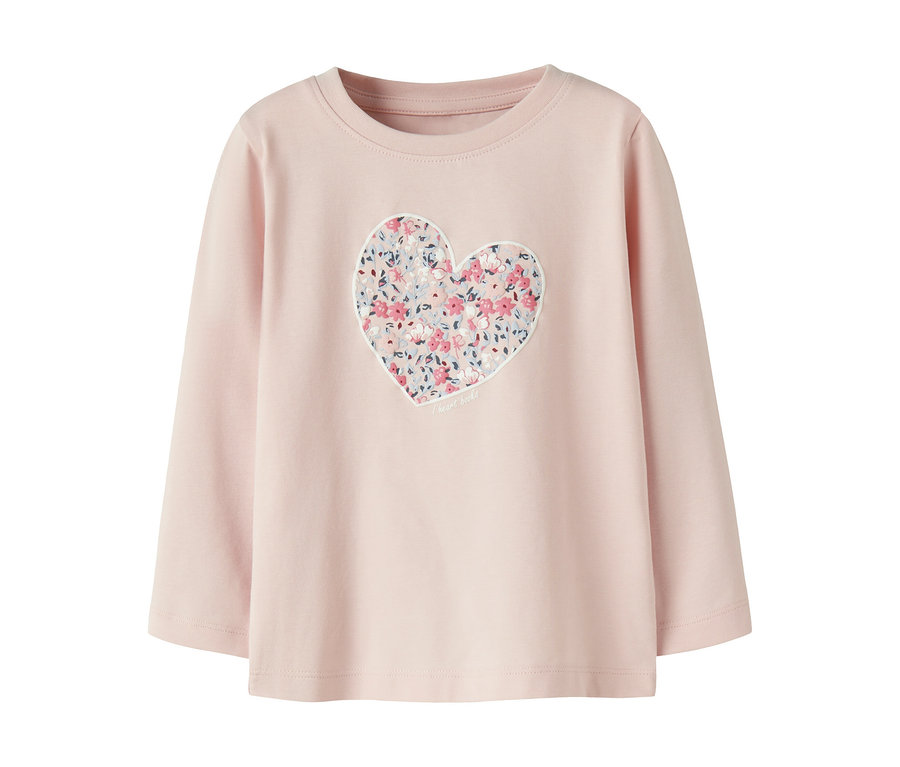 T-shirt rose à manches longues avec un imprimé floral en forme de cœur sur la poitrine, bordé de blanc, avec le texte « sweet kids ».