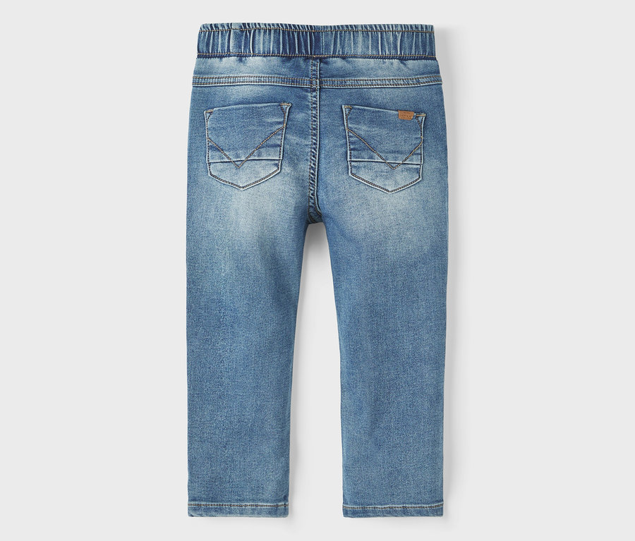 NAME IT Slim Sweat Jeans, jean bleu avec taille élastique et deux poches arrière avec surpiqûres décoratives.