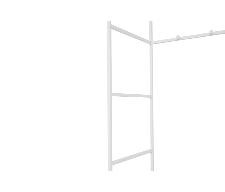 Gros plan sur une étagère métallique blanche avec une barre à crochets.