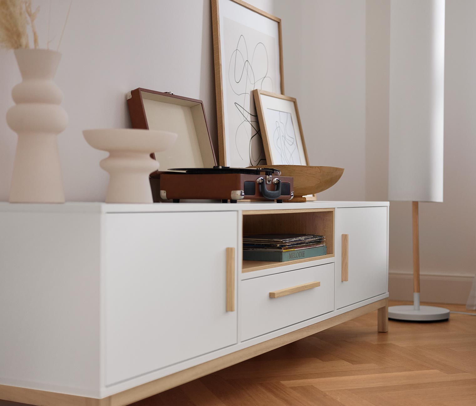 Meuble TV « Eklund » avec portes et compartiment ouvert