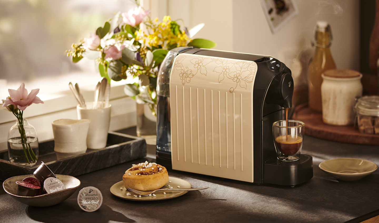 Un café est préparé avec la machine Cafissimo easy en beige clair