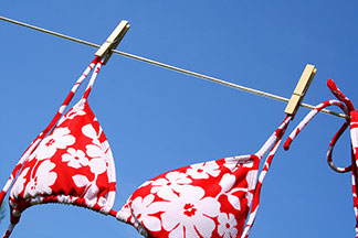 Les soutiens-gorge et les hauts de bikini avec armatures doivent être séchés à l'air libre après le lavage et ne doivent pas être mis au sèche-linge.