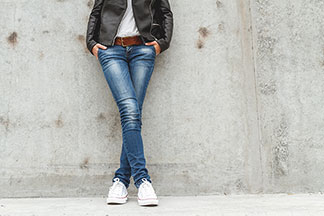 Les jeans straight-cut combinés avec des baskets et un sweat-shirt façonnent un look décontracté.