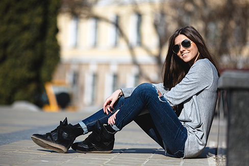 Les jeans skinny sont parfaits pour les femmes fines et mettent leurs jambes en valeur.