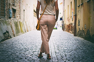 Un pantalon chino est à la fois confortable et élégant.