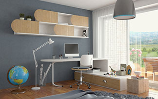 Utilisation de nombreuses sources de lumière : une chambre d'enfant avec une grande lampe ronde suspendue et un lampadaire blanc à côté du bureau.