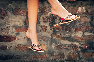 En position assise, vous pouvez faire pendre les tongs de votre pied pour minimiser les traces de pas sur la semelle.