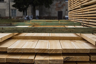Dans la scierie, les piles de planches de bois sont le matériau de base de nombreuses chaises.