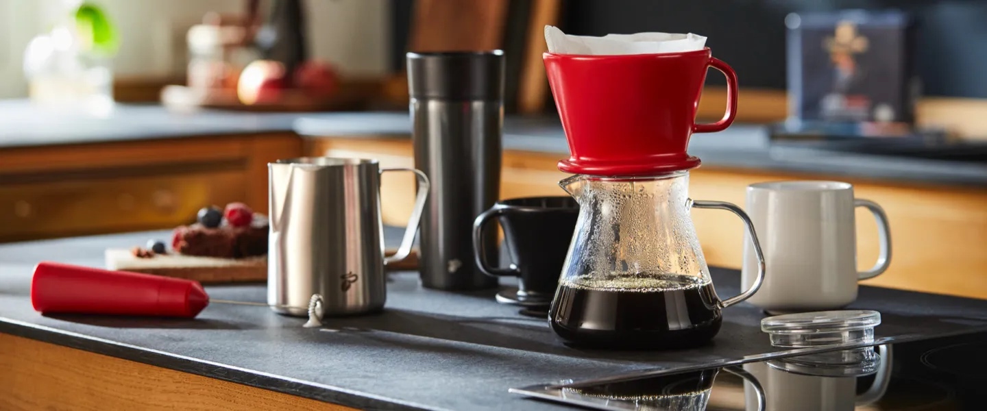 Grâce aux bons accessoires, vous pouvez encore améliorer votre café : découvrez notre grand choix de mousseurs à lait, moulins à café, etc.