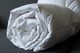 Elle convient en été comme en hiver : une couette en duvets enroulée.