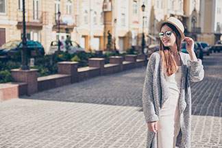 Chics et adaptés à un usage quotidien : les cardigans vont aussi bien avec les pantalons qu’avec les robes et les jupes.