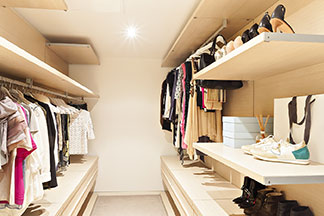 Utilisation facile de votre lampe d'armoire : un dressing avec une lampe centrale au plafond.