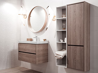 Une étagère, différentes possibilités : une armoire de toilette suspendue qui a deux portes en bois fermées et une étagère blanche ouverte sur le côté qui contient des objets décoratifs et des serviettes.