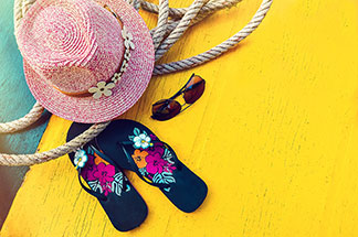 Des tongs de différentes conceptions sont parmi les chaussures d'été les plus populaires pour les loisirs.