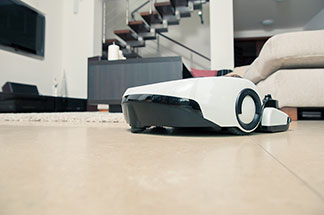 Assistant électrique : un robot aspirateur se déplace sur le sol carrelé d'un salon.
