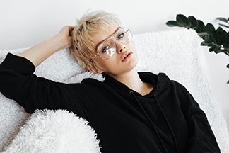Un t-shirt noir à manches longues peut être transformée en un clin d'œil en une tenue glamour avec les bons accessoires.