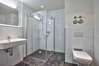 Un chic intemporel : salle de bains avec une douche d'angle en verre.