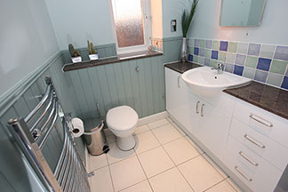 Un grand espace de stockage : une salle de bains avec un grand placard sous vasque.
