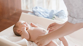 Lorsque vous achetez une commode à langer, assurez-vous qu'elle ait la hauteur qui vous convienne.