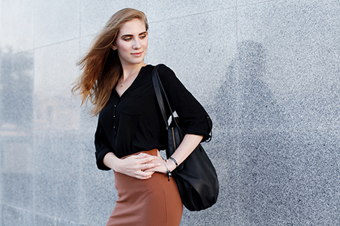 Tenue sérieuse : une jupe droite étroite combinée avec un chemisier et une veste.