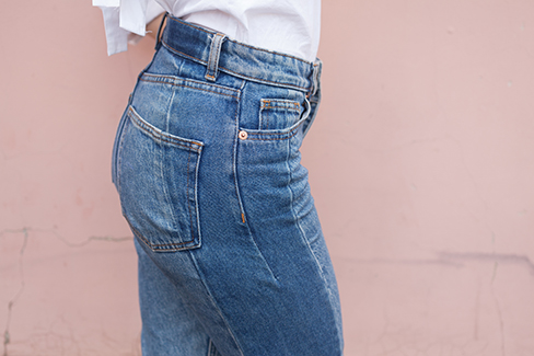 Les jeans taille haute font fureur et soulignent la partie médiane du corps.
