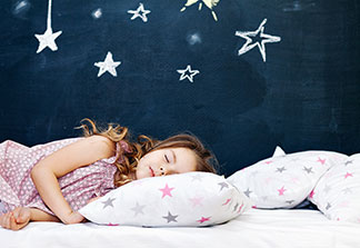 C'est un endroit sûr et sécurisé pour dormir : un lit à barreaux pour les plus petits.