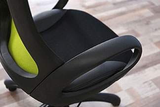Gros plan d'une chaise de bureau avec un revêtement en tissu et un dossier en filet.