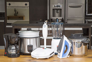 Des assistants de cuisine utiles : une collection de divers petits appareils électriques de cuisine sur un plan de travail.