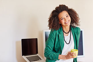 Un top femme porté avec un blazer convient tout à fait pour une tenue professionnelle.