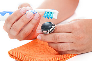 Nettoyez vos bijoux sans problème grâce à des chiffons spéciaux.