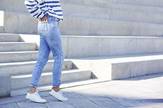 Certains basiques sont indispensables: chaque dressing devrait notamment comporter un jean bien coupé.