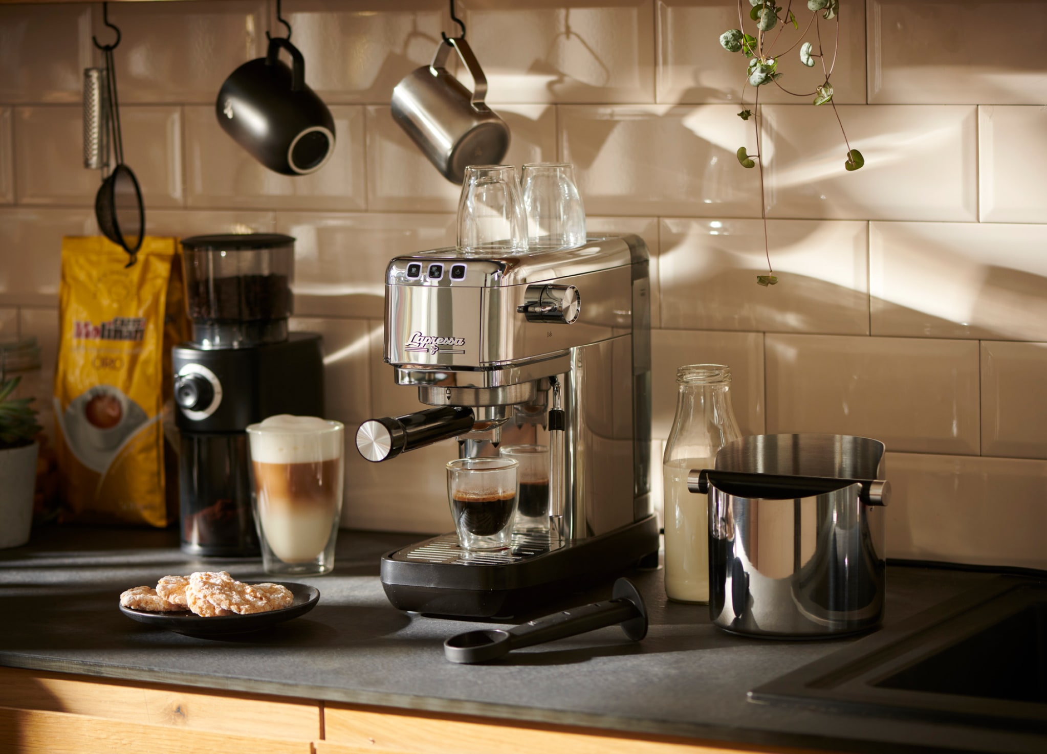 La machine à capsules prépare des spécialités de café à la mousse