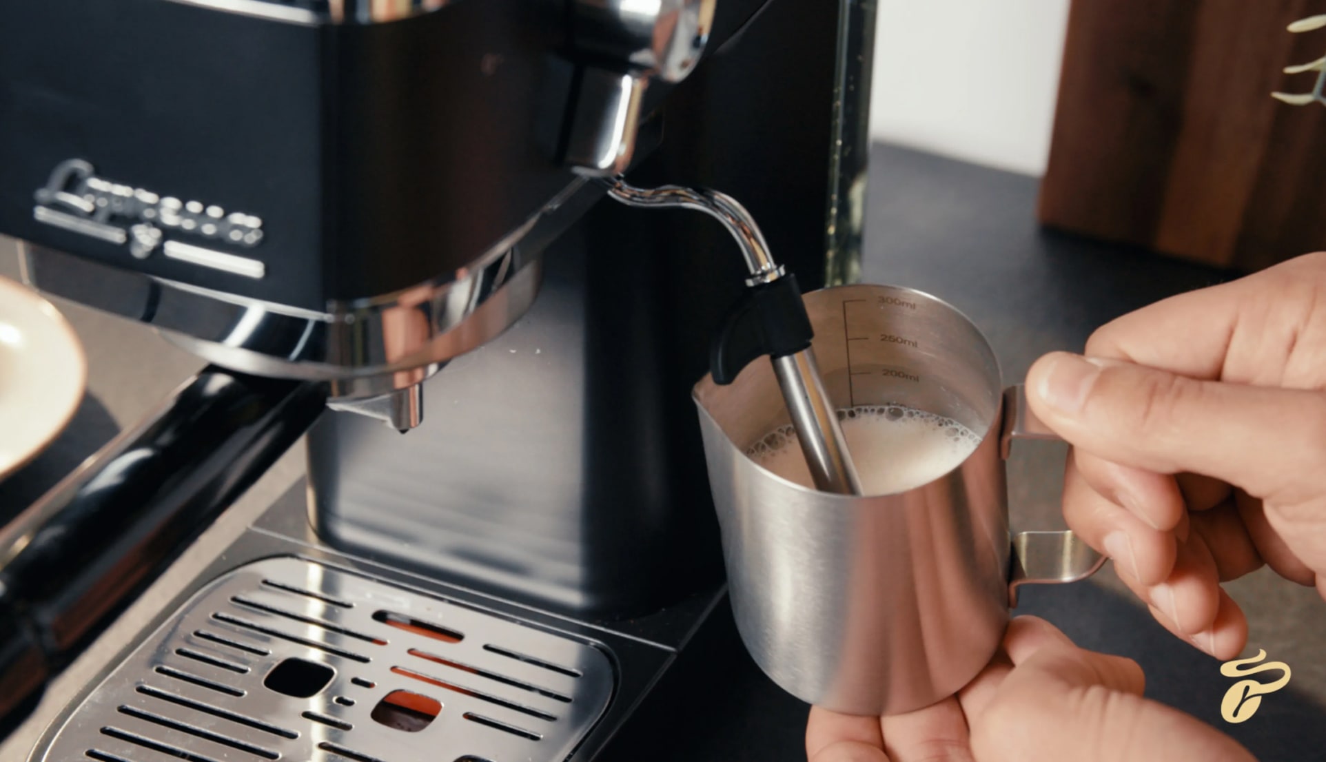 Dégustez le café fraîchement moulu avec l'Expresso Broyeur