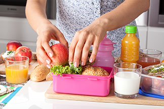 Pour les trajets en train ou les sorties scolaires, prévoyez des en-cas sains dans la boîte à lunch de vos enfants.