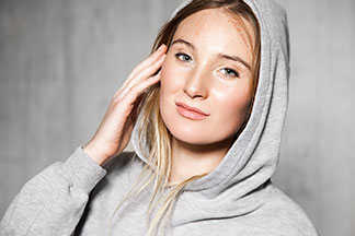 Une veste sweat femme noire est une pièce utile en toute occasion.