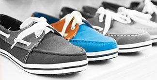 Des chaussures basses pour hommes pour les loisirs : gros plan sur des mocassins en cuir en différents coloris.