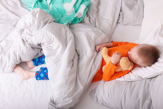 Avec votre enfant, faites don du surplus de peluches à un foyer pour enfants ou à une institution caritative.