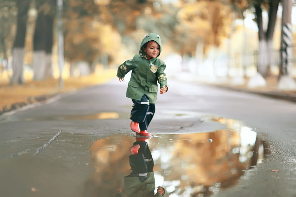 De la veste de pluie aux bottes en caoutchouc: chez Tchibo, vous trouverez des vêtements de pluie pour enfant pour protéger les petits de la tête aux pieds.