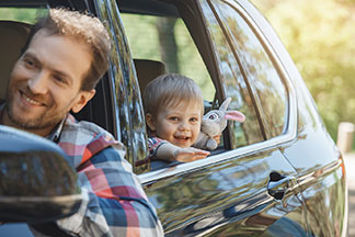 Avec le bon jouet, les longs trajets en voiture ne sont jamais ennuyeux.