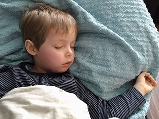 Pour garder les petits pieds de bébé au chaud: combinaisons et pyjamas avec pieds.