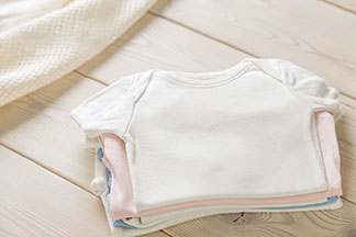 En été, avec des manches courtes, et en hiver avec des manches longues: un body pour bébé parfait pour chaque saison.
