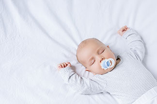 Avec un bonnet, de petites chaussettes en laine et des gigoteuses bien chaudes, votre bébé passera l’hiver au chaud.