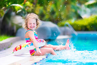 Un maillot de bain en matière spéciale résistante aux UV offre une protection contre les coups de soleil.